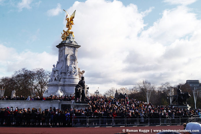 Wachablösung London Buckingham Palace Treppen Victoria Monument