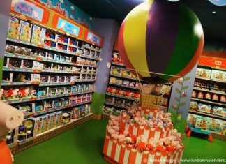 „Hamleys“ in London: verrücktes XXL-Spielwarengeschäft! Hamleys London Spielzeuggeschäft