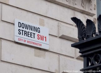 10 Downing Street: Kann man die berühmte Adresse besichtigen? 10 Downing Street Straßenschild