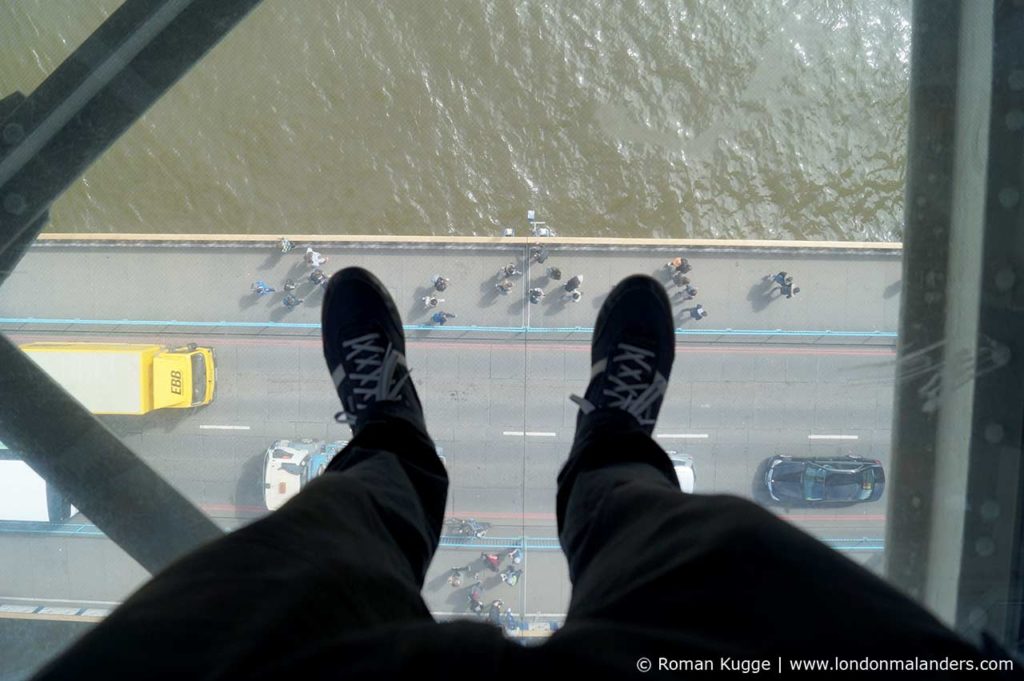 Tower Bridge Blick durch Glasboden Skywalk